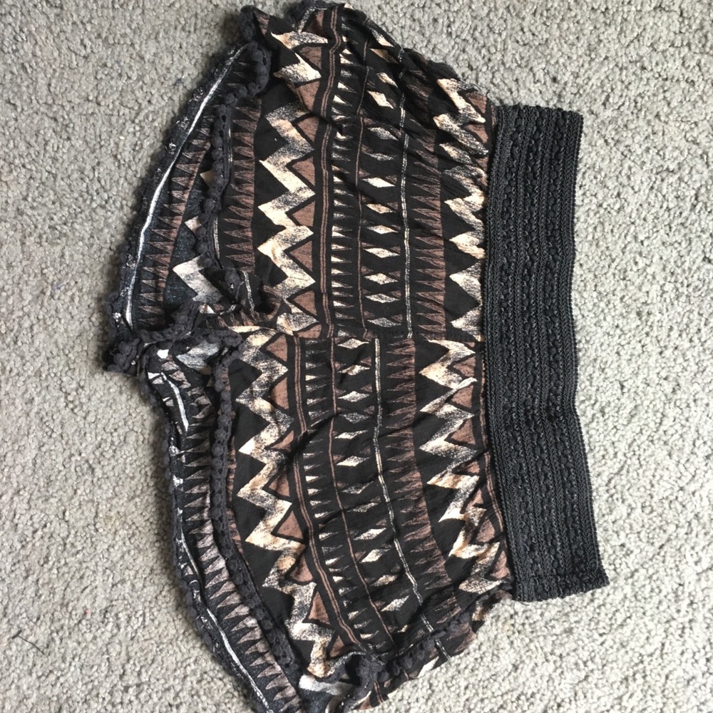 Flowy Aztec Patterned Shorts - Picture 2 of 2